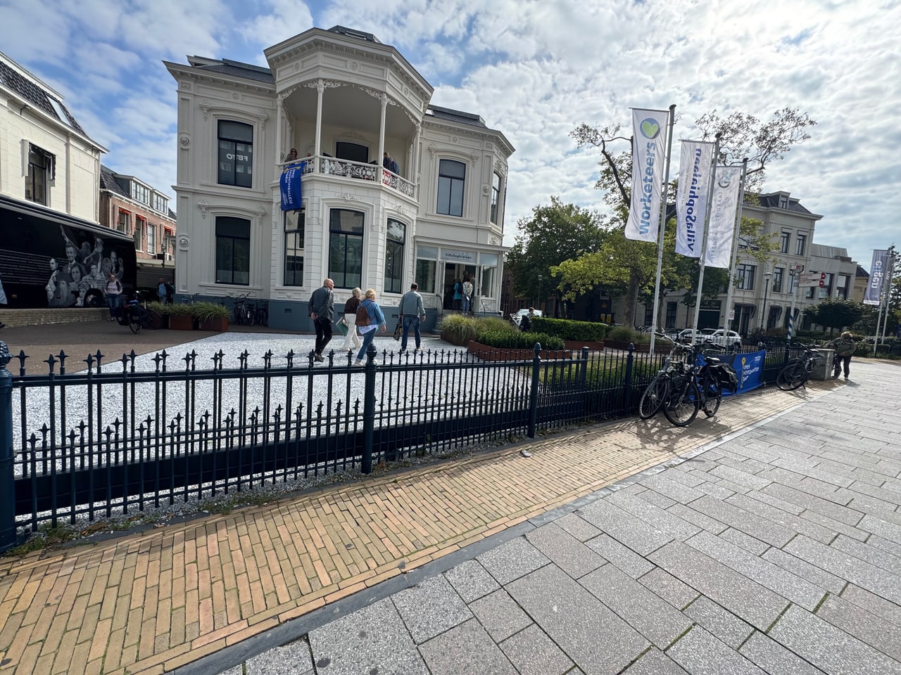 Bezoekers lopen over het plein voor Villa Sophialaan tijdens Open Monumentendag 2026