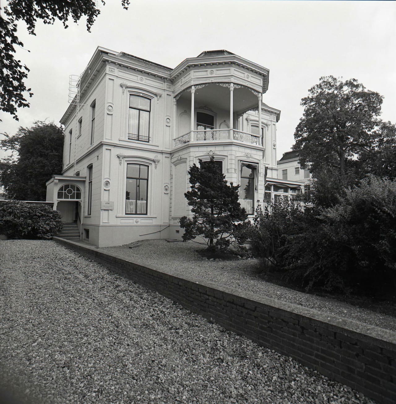Zwart-witfoto uit 1976 van Villa Sophialaan met de oprit en de haag aan de voorzijde.