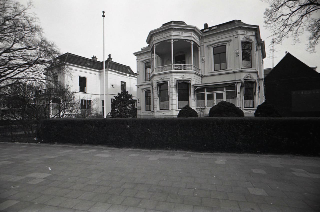 Zwart-witfoto uit 1977 van de Sophialaan richting de Prins Hendrikbrug, met de villa links.