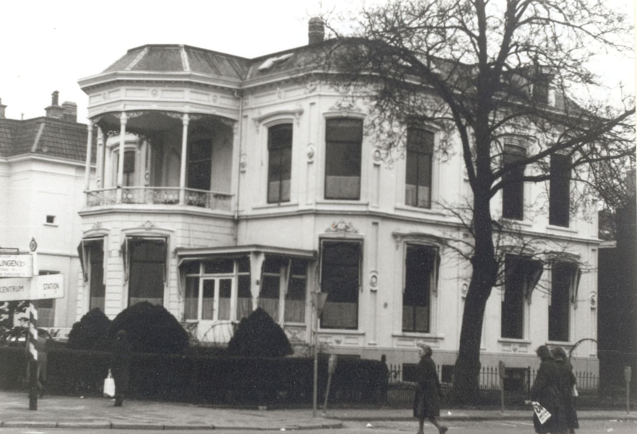Zwart-witfoto van de villa op de hoek van de Sophialaan en de Van Swietenstraat, met voorbijgangers.
