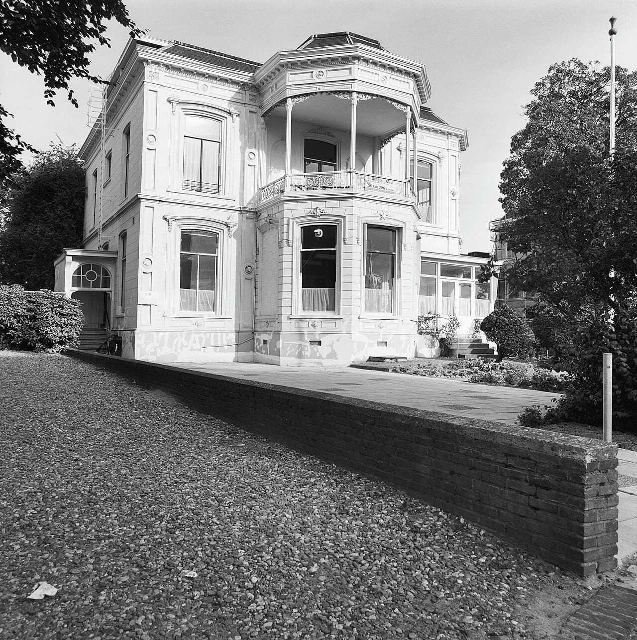 De voorgevel vanaf de oprit, tijdens de ETIF-periode.