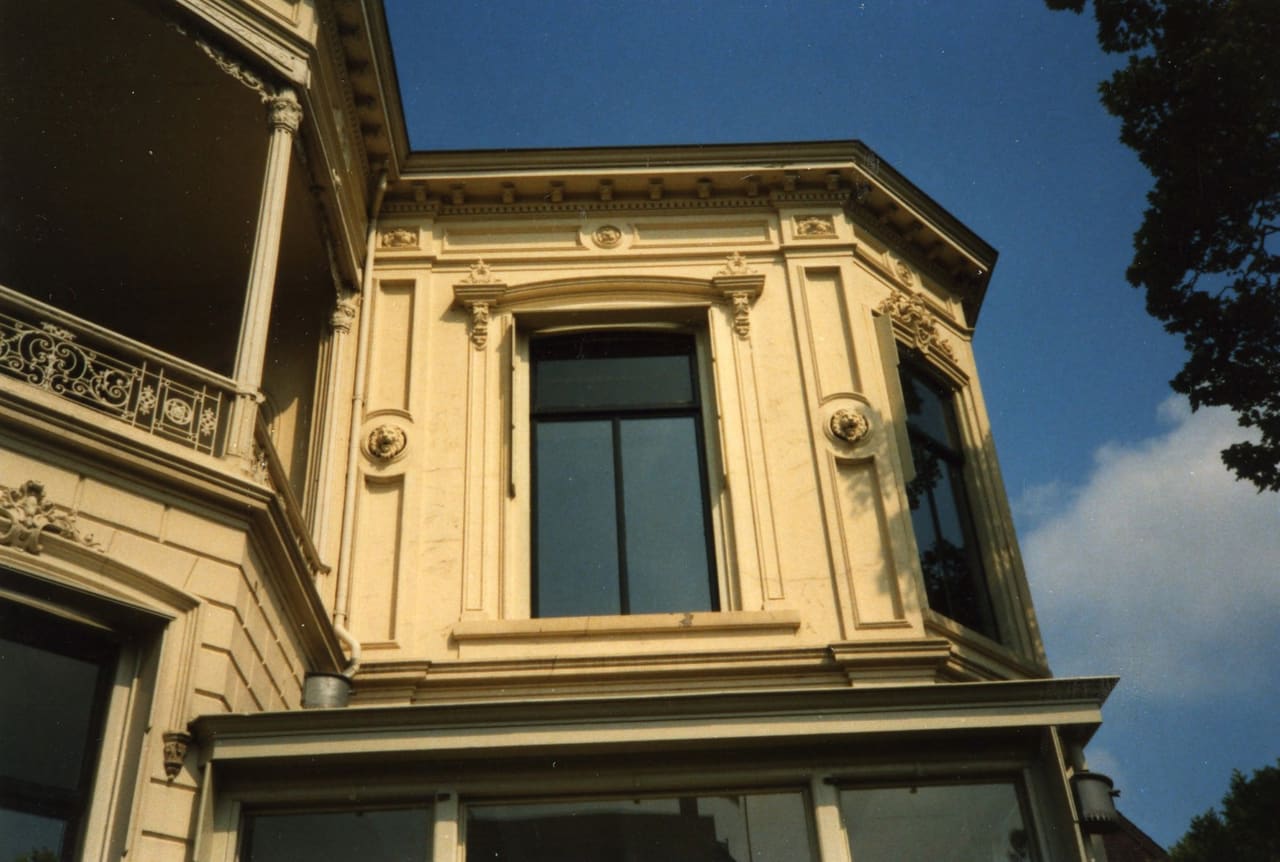 Kleurenfoto uit 1988 van de erker van Villa Sophialaan tegen een blauwe lucht.