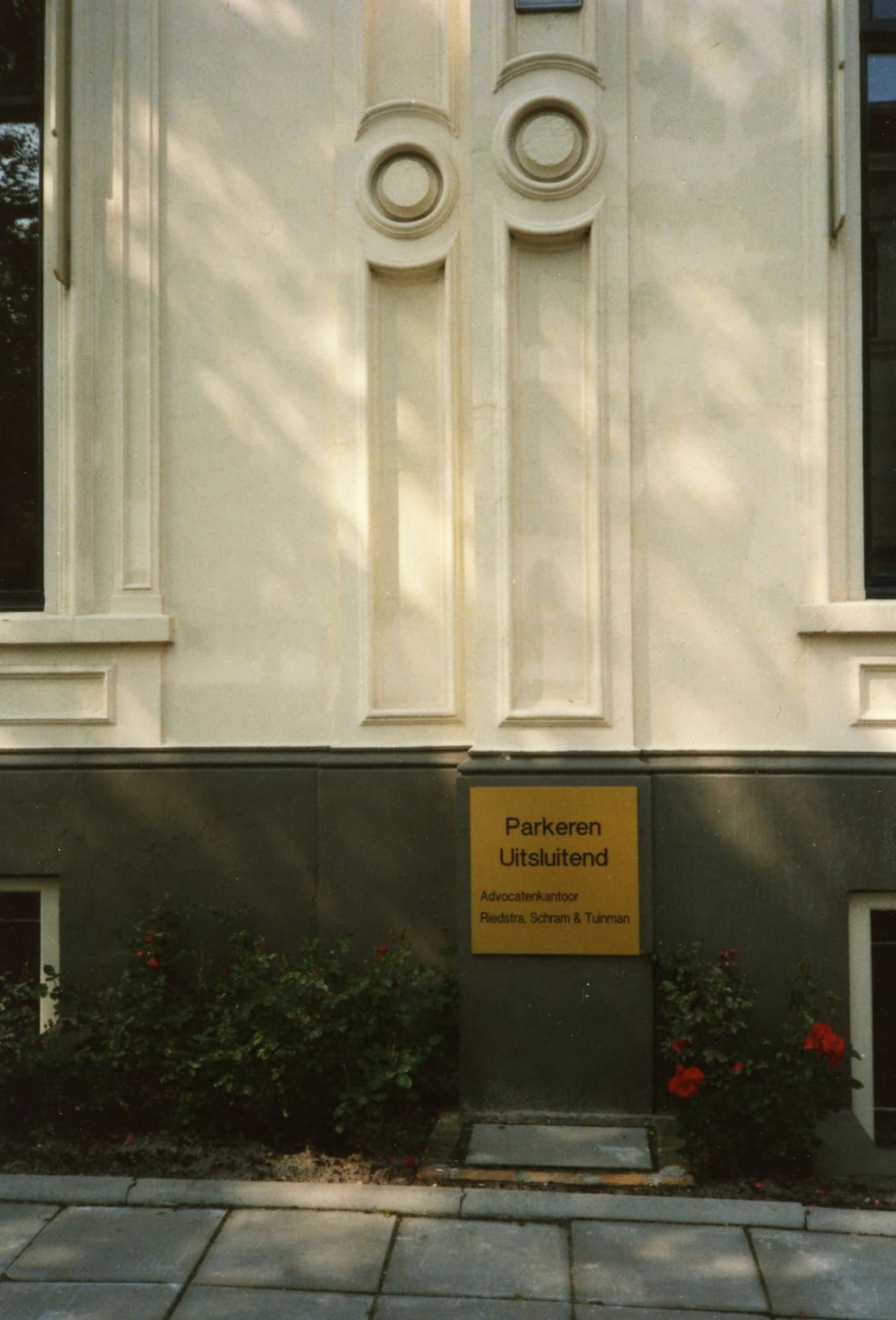 Kleurenfoto uit 1988 van de zijgevel van Villa Sophialaan met een naambord bij de ingang.