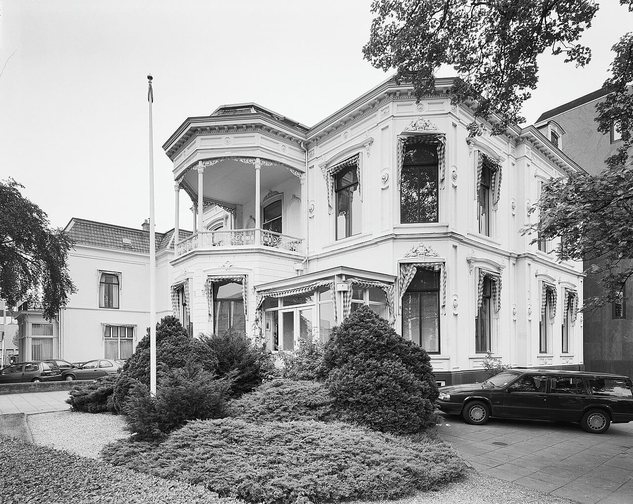 De voorgevel en rechter zijgevel van de villa.