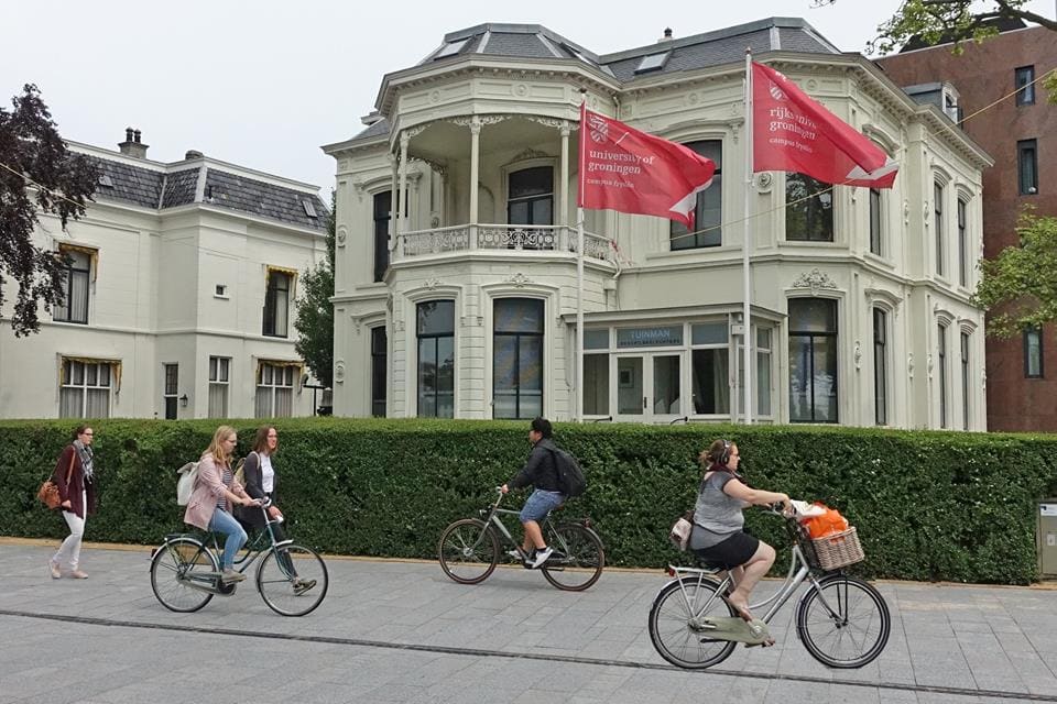 De villa met de rode vlaggen van de Rijksuniversiteit Groningen.
