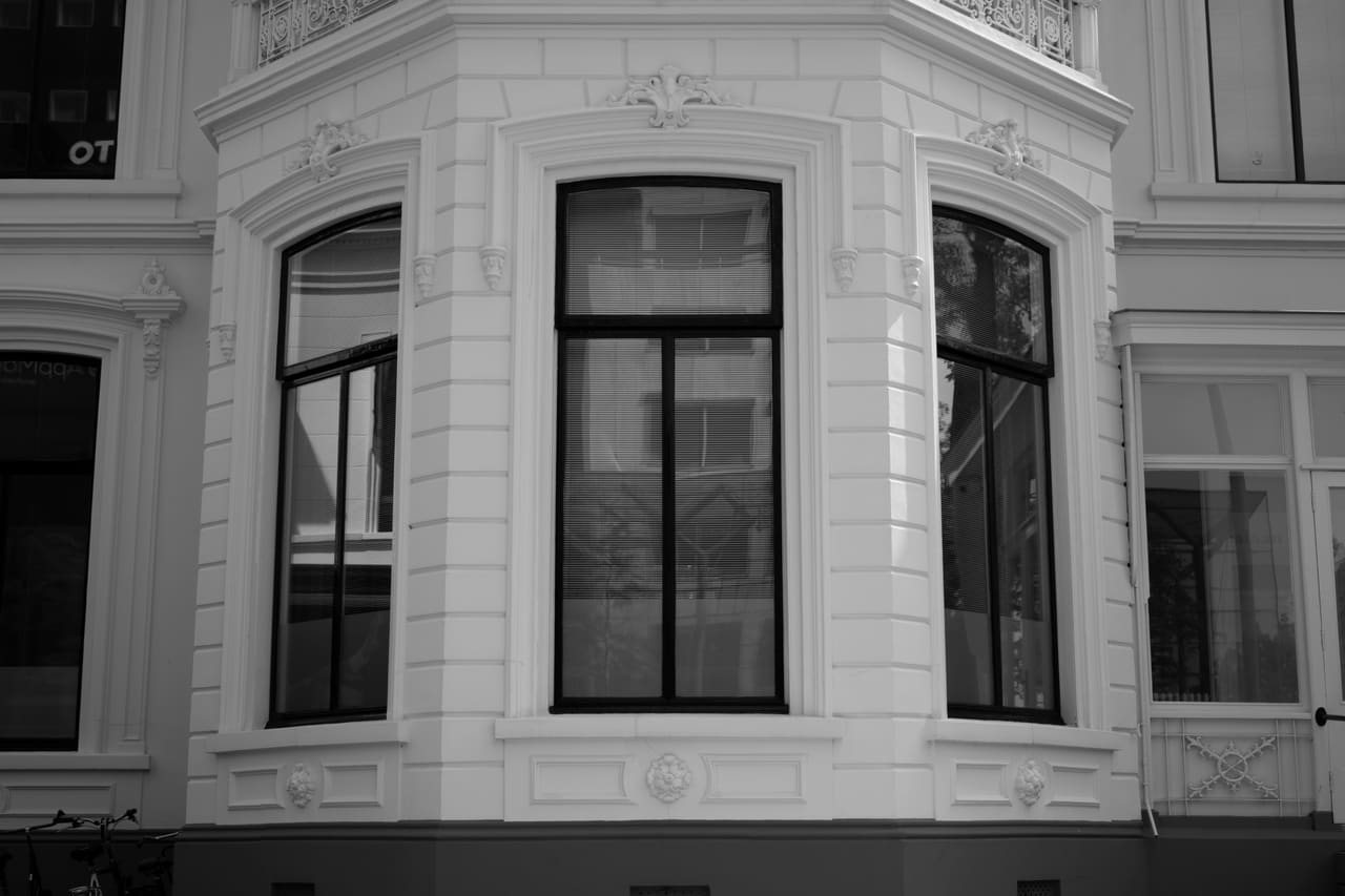 Zwart-witopname van de voorgevel van Villa Sophialaan met de vensters van twee verdiepingen.
