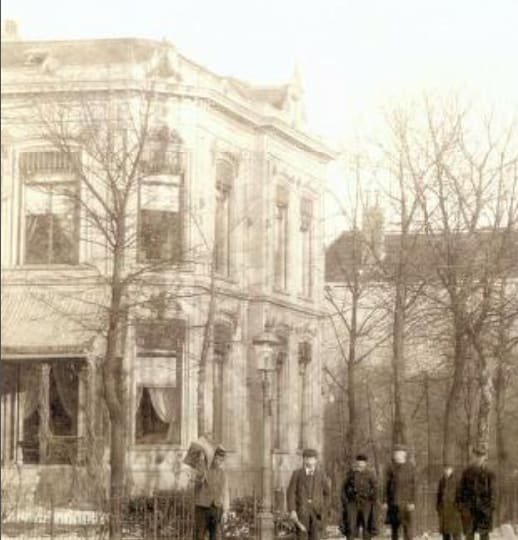 De villa op de hoek van de Van Swietenstraat, met mensen bij het hek, omstreeks 1900–1910.