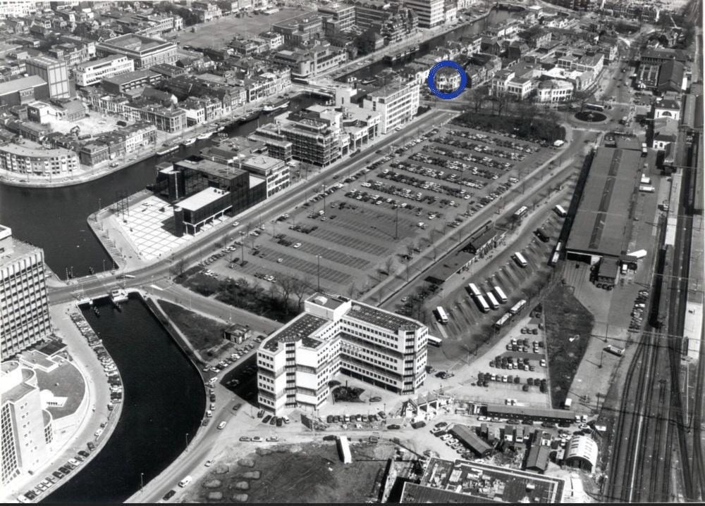 Luchtfoto uit 1987 met Villa Sophialaan, Sophialaan 1, 8911 AE Leeuwarden, binnen de blauwe cirkel op de hoek met de Van Swietenstraat.